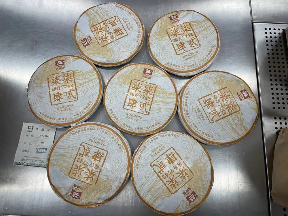 银川回收大益普洱茶2015年生茶熟茶图2